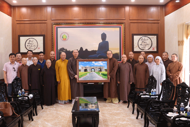 Tân BTS Phật giáo Thanh Hoá thăm trường TCPH Bình Định