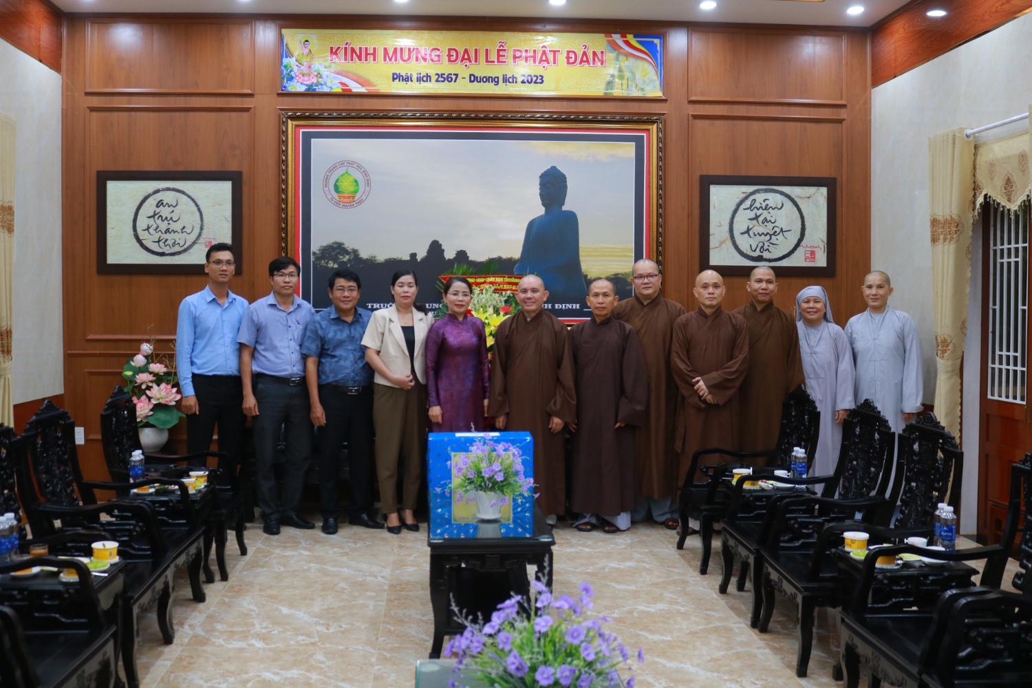 Đoàn lãnh đạo Tỉnh uỷ Bình Định, Huyện uỷ và Công an huyện Tuy Phước đến thăm Trường Trung cấp Phật học Bình Định nhân dịp Đại lễ Phật đản PL.2567