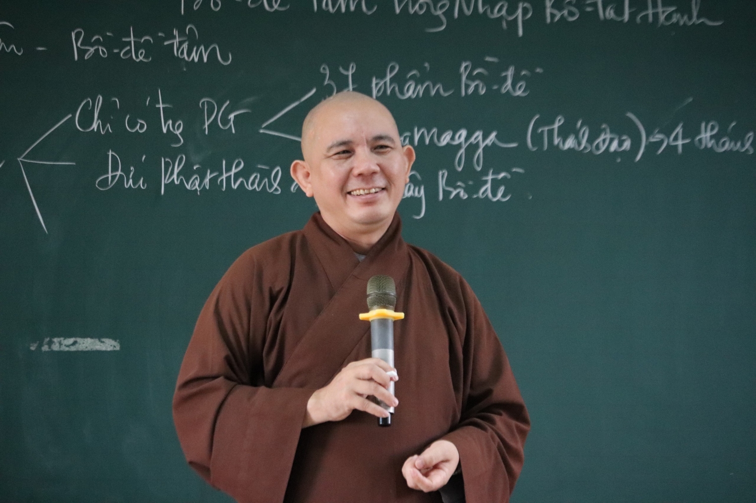 Hình ảnh Thượng Toạ Thích Đồng Thành đang giảng dạy bộ môn Nhập Bồ Tát Hạnh cho Tăng Ni sinh viên khoa Triết Học Phật Giáo khoá XV