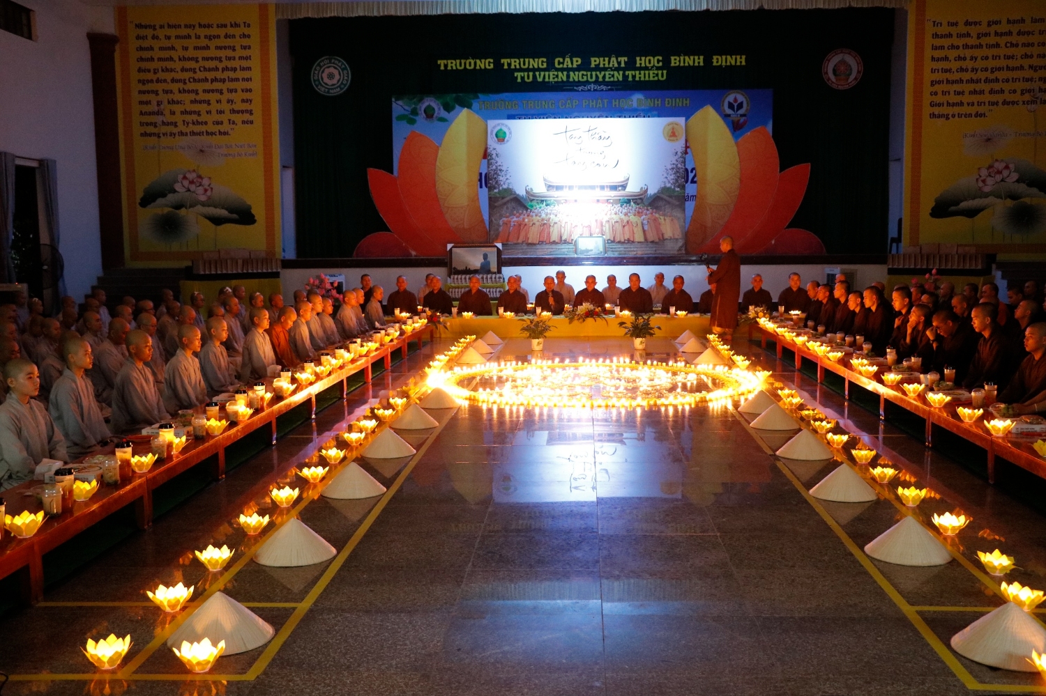 Đêm Tri Ân “Tay Thầy Trong Tay Con” Tăng Ni Sinh Khóa IX Trường TCPH Bình Định